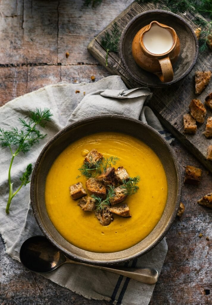 Crema de calabaza con picatostes en un cuenco sobre un paño de lino