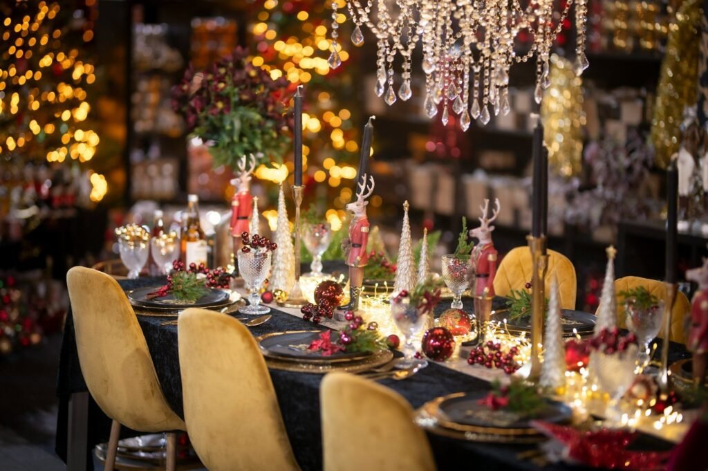Mesa navideña iluminada con velas y luces, sillas de terciopelo mostaza