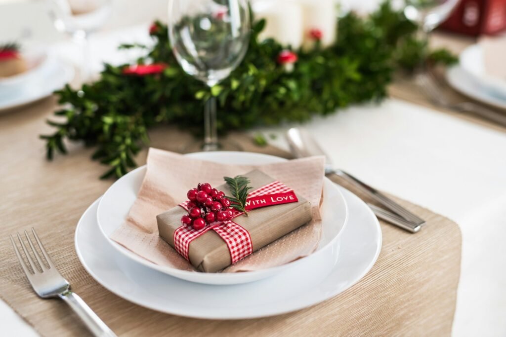 Plato blanco con un pequeño regalo envuelto en papel kraft y lazo de cuadros rojos