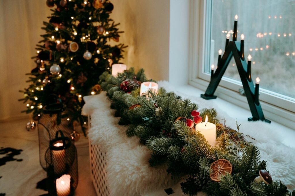Alféizar decorado con guirnalda de abeto, velas y candelabro escandinavo