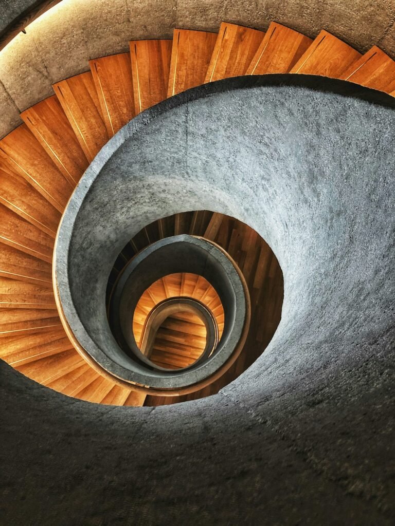 Escalera de caracol de madera y hormigón vista desde arriba